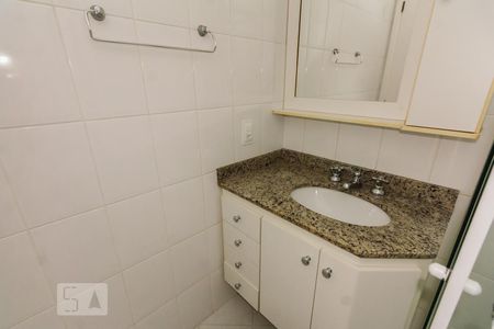 Apartamento à venda com 140m², 3 quartos e 2 vagas Apartamento à venda com 140m², 3 quartos e 2 vagasBanheiro da Suíte 1