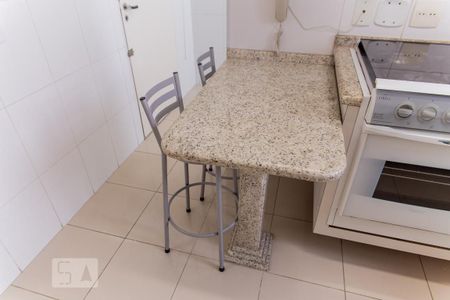 Apartamento para alugar com 60m², 2 quartos e 1 vagaBancada e cadeiras