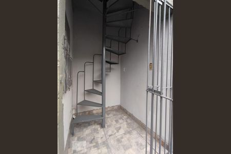 Casa para alugar com 32m², 1 quarto e sem vagaescada acesso casa