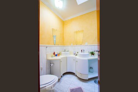 Casa à venda com 348m², 4 quartos e 4 vagasBanheiro do Quarto 1