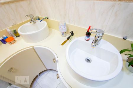 Casa à venda com 348m², 4 quartos e 4 vagasBanheiro do Quarto 1