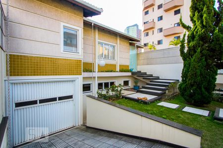 Casa à venda com 348m², 4 quartos e 4 vagasFachada