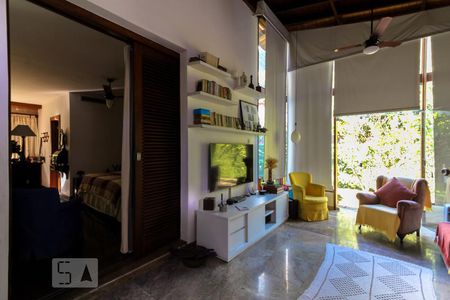 Casa de condomínio à venda com 339m², 4 quartos e 4 vagasSala de TV