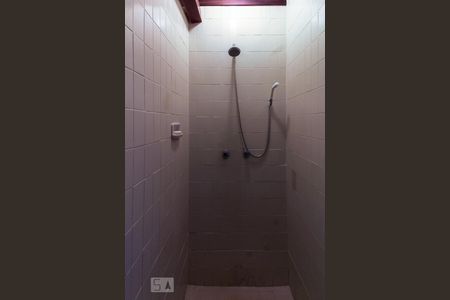 Casa de condomínio à venda com 339m², 4 quartos e 4 vagasDetalhe do banheiro do corredor 2