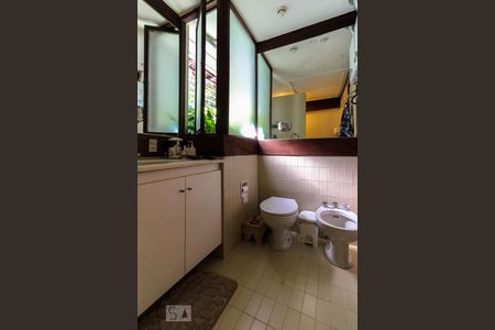 Casa de condomínio à venda com 339m², 4 quartos e 4 vagasBanheiro do corredor 2