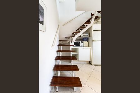 Escada de apartamento à venda com 1 quarto, 55m² em Pinheiros, São Paulo