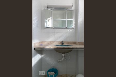 Banheiro de kitnet/studio para alugar com 1 quarto, 41m² em Gonzaga, Santos