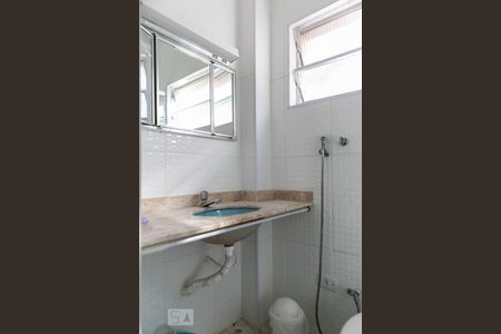 Banheiro de kitnet/studio para alugar com 1 quarto, 41m² em Gonzaga, Santos