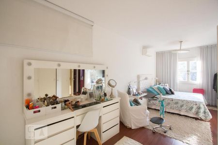 Casa à venda com 350m², 4 quartos e 4 vagasSuíte