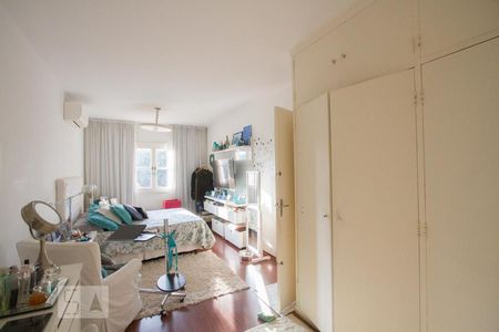 Casa à venda com 350m², 4 quartos e 4 vagasSuíte