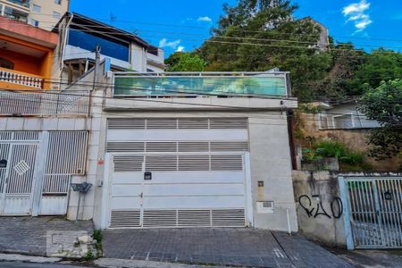 Casa à venda com 226m², 3 quartos e 2 vagas Casa à venda com 226m², 3 quartos e 2 vagasFachada