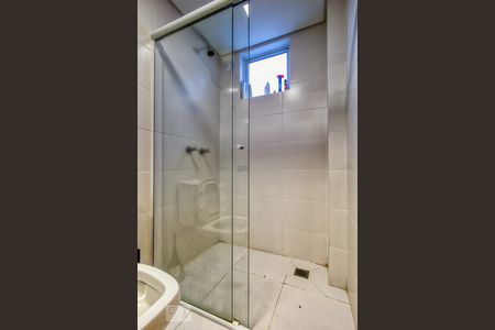 Banheiro de kitnet/studio para alugar com 1 quarto, 26m² em Cristo Rei, Curitiba