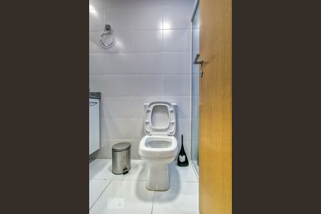 Banheiro de kitnet/studio para alugar com 1 quarto, 26m² em Cristo Rei, Curitiba