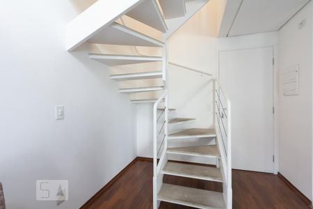 Escada de apartamento para alugar com 1 quarto, 44m² em Vila Nova Conceição, São Paulo