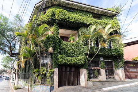 Casa à venda com 900m², 4 quartos e 8 vagasFachada