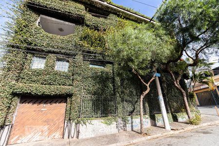 Casa à venda com 900m², 4 quartos e 8 vagasFachada