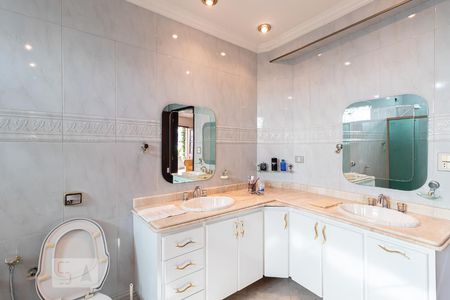 Casa à venda com 900m², 4 quartos e 8 vagasBanheiro da Suíte 1