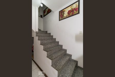 Sala - Escada para o 2ºpiso de casa de condomínio para alugar com 3 quartos, 372m² em Ramos, Rio de Janeiro