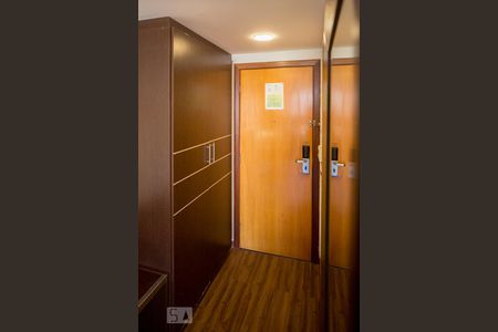Quarto (entrada) de apartamento para alugar com 1 quarto, 28m² em Serra, Belo Horizonte
