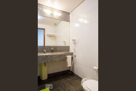 Banheiro de apartamento à venda com 1 quarto, 28m² em Serra, Belo Horizonte