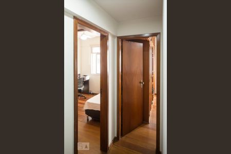 Corredor Quartos de apartamento para alugar com 2 quartos, 70m² em Lourdes, Belo Horizonte