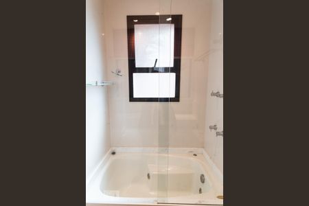 Apartamento à venda com 340m², 4 quartos e 4 vagasBanheiro suite 1