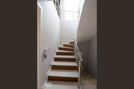 Casa à venda com 400m², 4 quartos e 3 vagasEscada acesso dormitorios