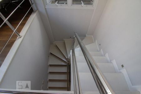 Casa à venda com 400m², 4 quartos e 3 vagasEscada acesso dormitorios
