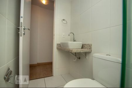 Banheiro de kitnet/studio para alugar com 1 quarto, 30m² em Bacacheri, Curitiba