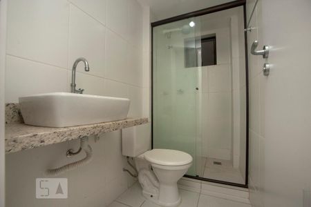 Banheiro de kitnet/studio para alugar com 1 quarto, 30m² em Bacacheri, Curitiba