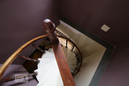 Casa à venda com 375m², 7 quartos e 3 vagasEscada de acesso aos quartos