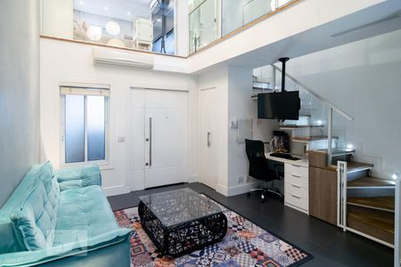 Sala de casa de condomínio para alugar com 2 quartos, 166m² em Vila Sofia, São Paulo
