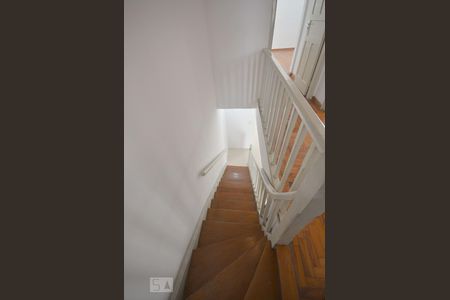 Casa à venda com 230m², 5 quartos e 3 vagas Casa à venda com 230m², 5 quartos e 3 vagasEscadas