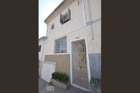 Casa à venda com 230m², 5 quartos e 3 vagas Casa à venda com 230m², 5 quartos e 3 vagasFachada