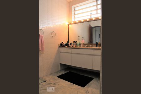 Casa à venda com 500m², 5 quartos e 5 vagasBanheiro da suíte