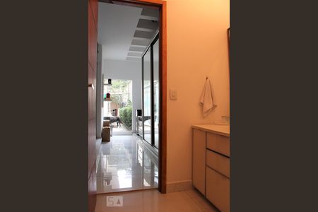 Casa à venda com 500m², 5 quartos e 5 vagasBanheiro da sala 1 - Corredor