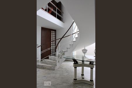 Casa à venda com 500m², 5 quartos e 5 vagasHall de entrada - Escada