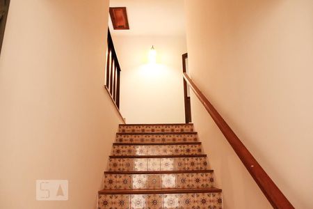 Casa à venda com 450m², 4 quartos e 3 vagas Casa à venda com 450m², 4 quartos e 3 vagasEscada