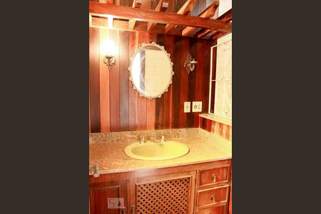 Casa à venda com 450m², 4 quartos e 3 vagas Casa à venda com 450m², 4 quartos e 3 vagasBanheiro Suíte 2