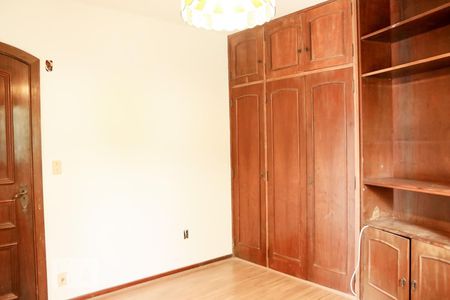 Casa à venda com 450m², 4 quartos e 3 vagas Casa à venda com 450m², 4 quartos e 3 vagasQuarto 4