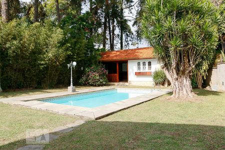 Casa à venda com 450m², 4 quartos e 3 vagas Casa à venda com 450m², 4 quartos e 3 vagasQuintal / Piscina