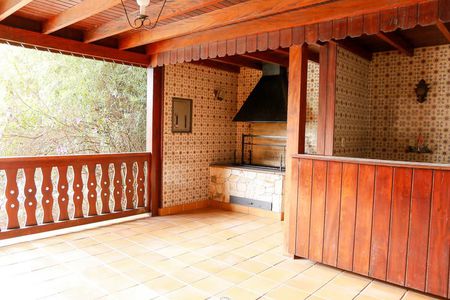 Casa à venda com 450m², 4 quartos e 3 vagas Casa à venda com 450m², 4 quartos e 3 vagasChurrasqueira / Salão de Jogos