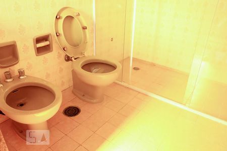 Casa à venda com 450m², 4 quartos e 3 vagas Casa à venda com 450m², 4 quartos e 3 vagasBanheiro Suíte 2