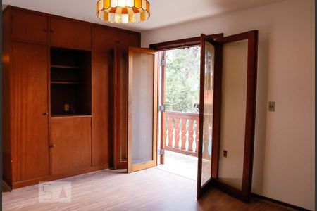 Casa à venda com 450m², 4 quartos e 3 vagas Casa à venda com 450m², 4 quartos e 3 vagasQuarto 1 - Suíte