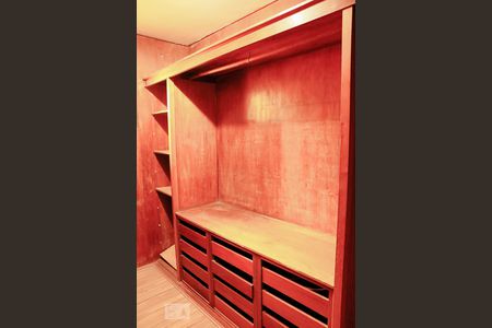 Casa à venda com 450m², 4 quartos e 3 vagas Casa à venda com 450m², 4 quartos e 3 vagasCloset Suíte 1