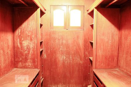 Casa à venda com 450m², 4 quartos e 3 vagas Casa à venda com 450m², 4 quartos e 3 vagasCloset Suíte 1