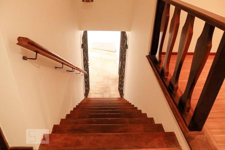 Casa à venda com 450m², 4 quartos e 3 vagas Casa à venda com 450m², 4 quartos e 3 vagasEscada