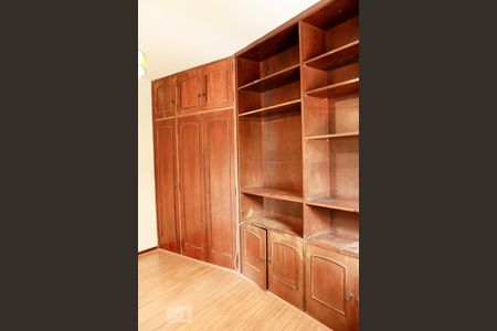 Casa à venda com 450m², 4 quartos e 3 vagas Casa à venda com 450m², 4 quartos e 3 vagasQuarto 4