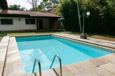 Casa à venda com 450m², 4 quartos e 3 vagas Casa à venda com 450m², 4 quartos e 3 vagasQuintal / Piscina