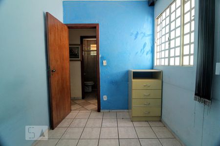 Quarto de apartamento para alugar com 2 quartos, 85m² em Heliópolis, Belo Horizonte